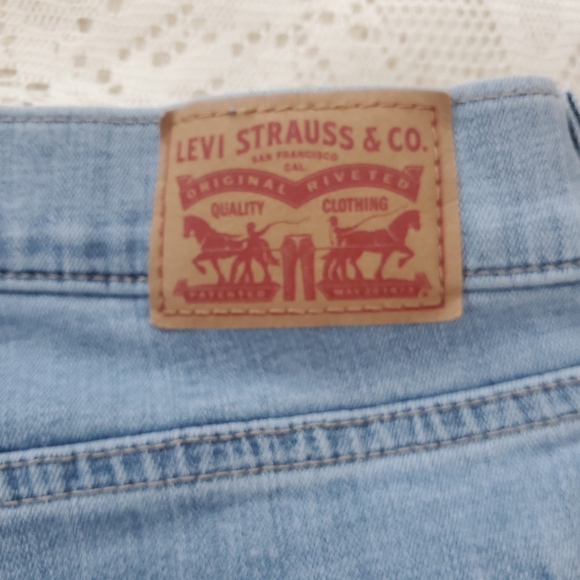 Levi's Classic Embroidered Shorts Women's Size 28 EUC - Picture 7 of 7